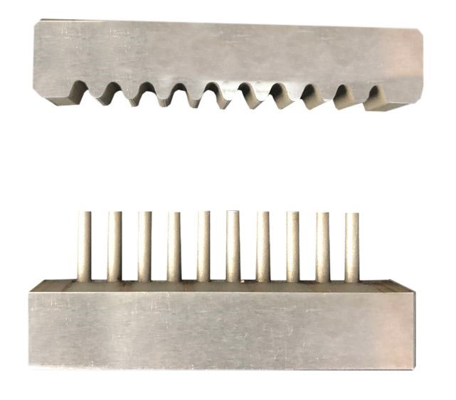 Зубчатая рейка с гребенкой для изготовления образца для определения сопротивления плоскостному сжатию СМТ